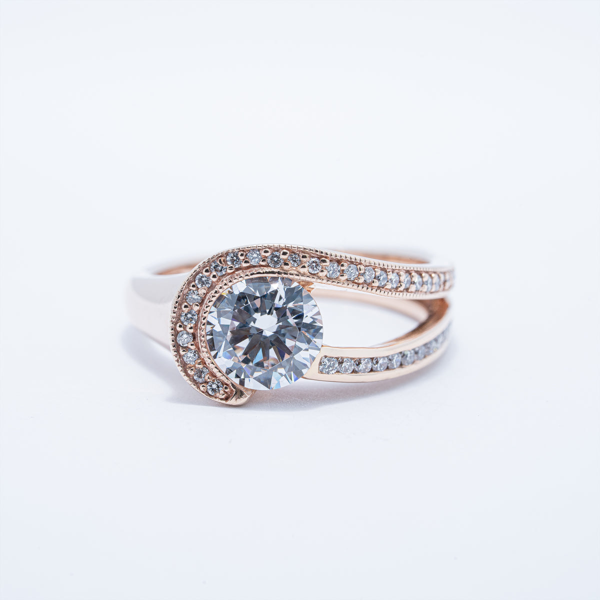 Modern Luxurious Gold Engagement Ring
