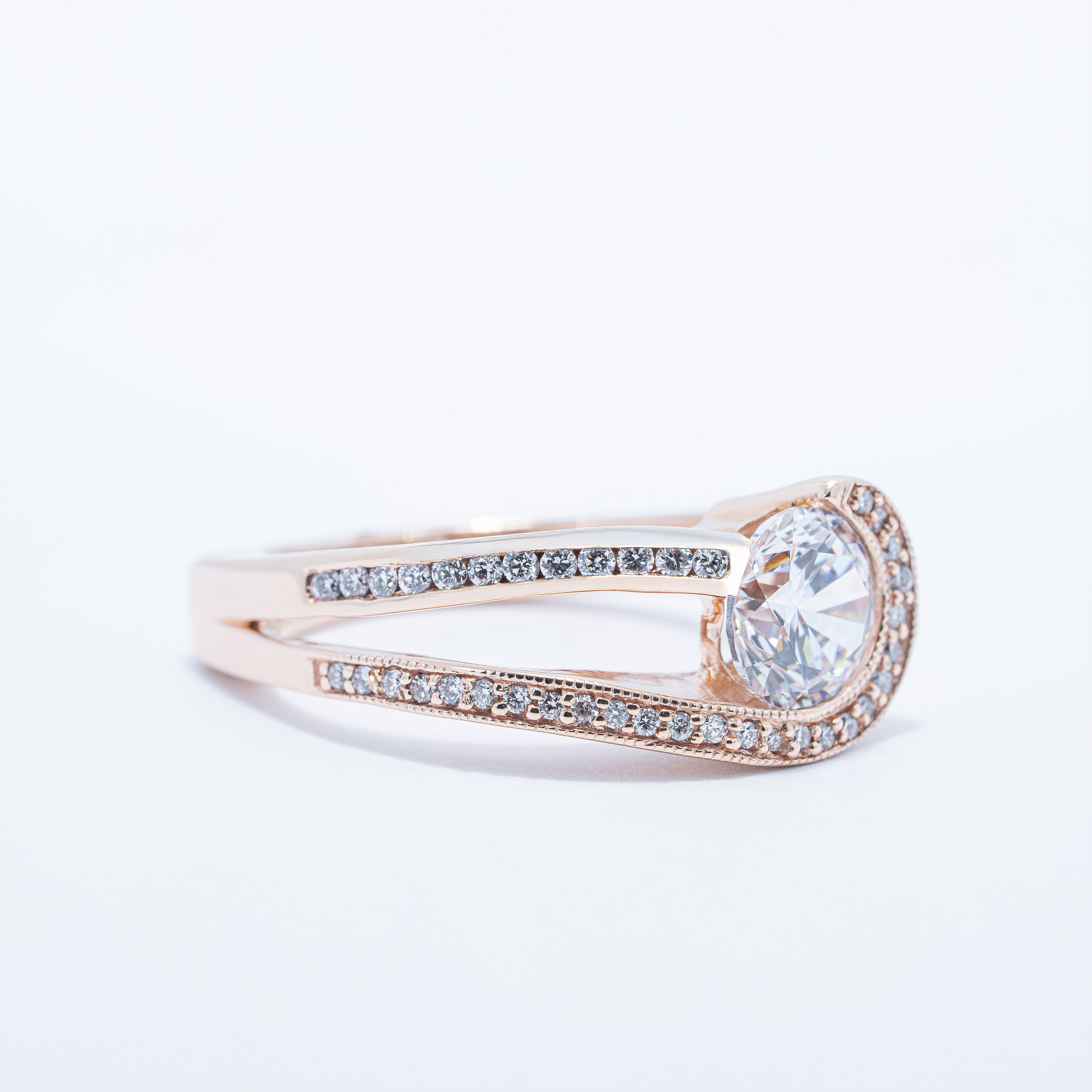 Modern Luxurious Gold Engagement Ring