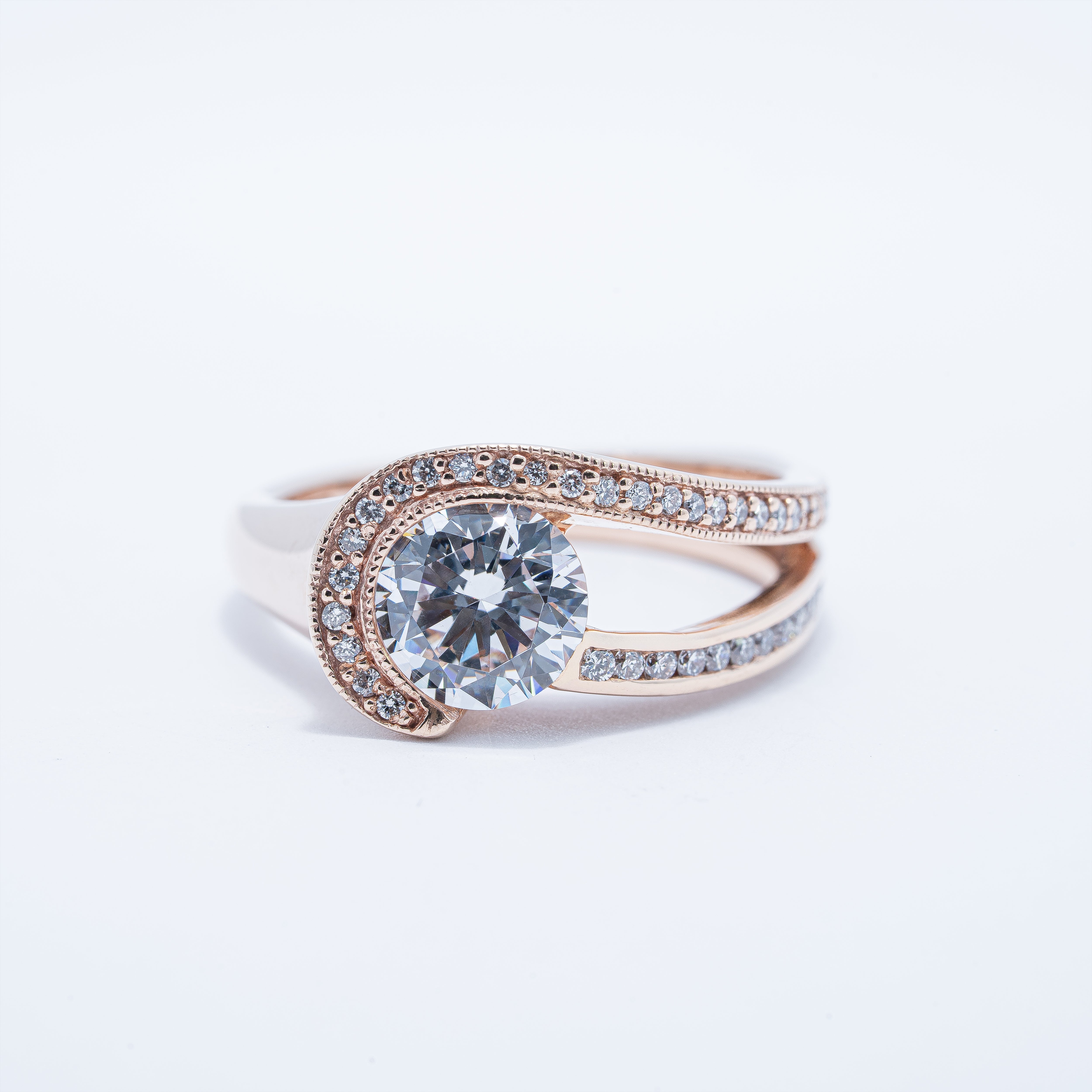 Modern Luxurious Gold Engagement Ring